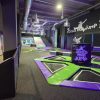 Pista de barredora giratoria en parque infantil de trampolines.