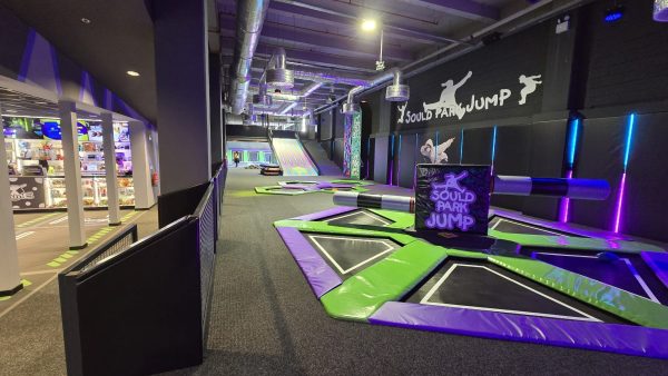 Pista de barredora giratoria en parque infantil de trampolines.