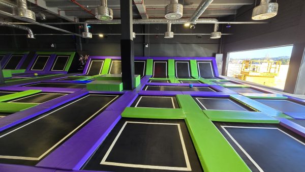 Zona de saltos con múltiples trampolines en parque infantil.