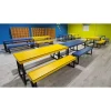 Mesas y bancos para zona de descanso en parque infantil.