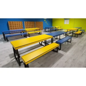 Mesas y bancos para zona de descanso en parque infantil.