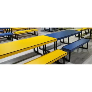 Mesas y bancos para zona de descanso en parque infantil.
