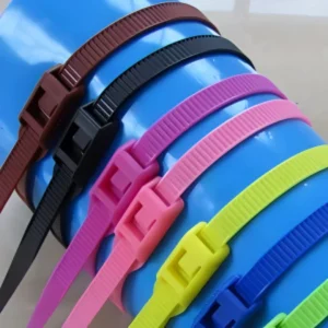 Bridas especiales para coquillas y estructuras en parque infantil.