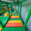 Escalón acolchado y antideslizante para psicomotricidad en parque infantil.