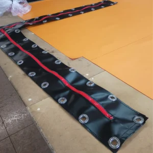 Puerta de red para estructuras de juego en parque infantil.