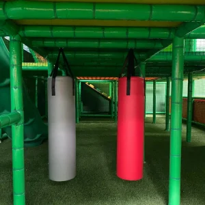 Saco de boxeo para diversión y ejercicio físico en parque infantil.