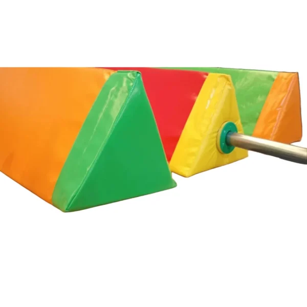 rodillo-triangular Rodillo triangular de psicomotricidad para parque infantil.