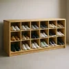 Zapatero de madera para guardar zapatos en parque infantil.